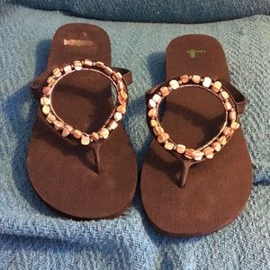 Beautiful summer sandals with tropical accents!